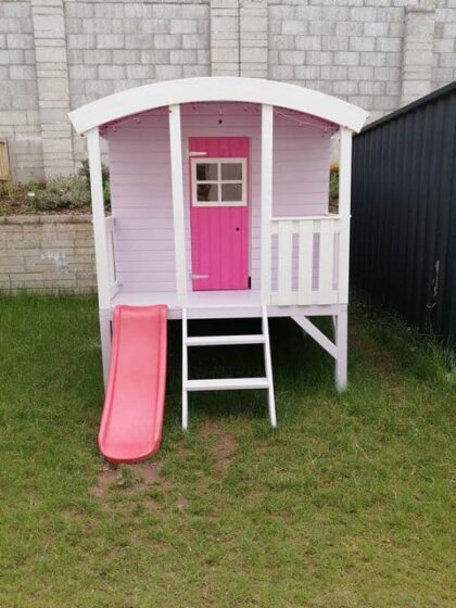 Medinis vaikų žaidimų namelis "Voveraitė"