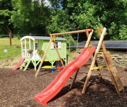 Medinis vaikų žaidimų namelis "Voveraitė"