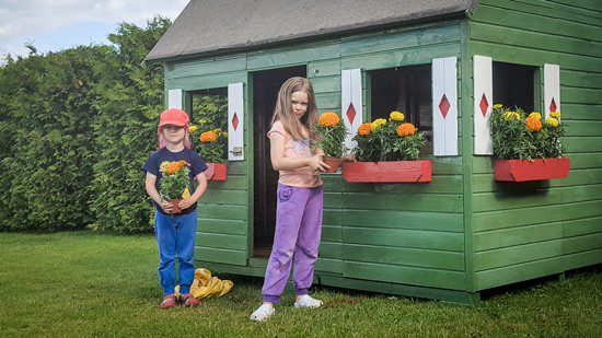 Medinio vaikų žaidimų namelio surinkimas