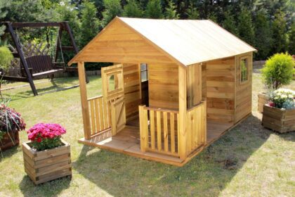 Medinis vaikų žaidimų namelis "Dvarelis"