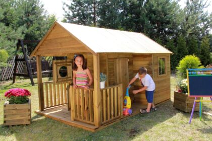 Medinis vaikų žaidimų namelis "Dvarelis"