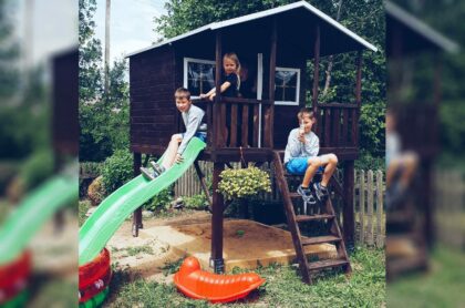 Medinis vaikų žaidimų namelis "Girinukas" su dvigubomis sūpynėmis ir laipiojimo kopetėlėmis