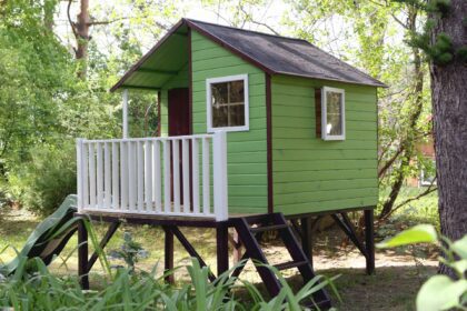 Medinis vaikų žaidimų namelis "Didysis Gandriukas" su dvigubomis sūpynėmis