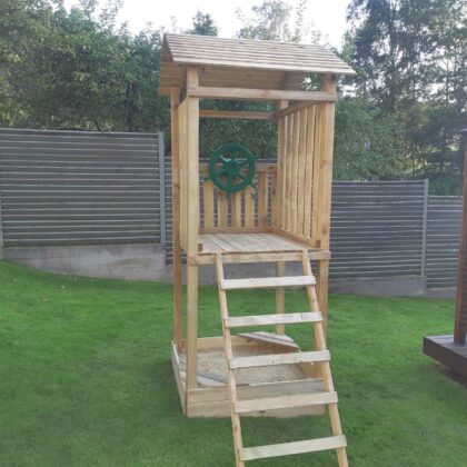 Medinis bokštelis su stogeliu - vaikų žaidimų aikštelės modulis „B“