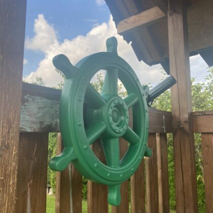 Piratų laivo vairas, tamsiai žalias