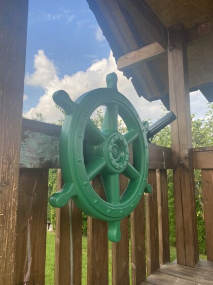 Piratų laivo vairas, tamsiai žalias