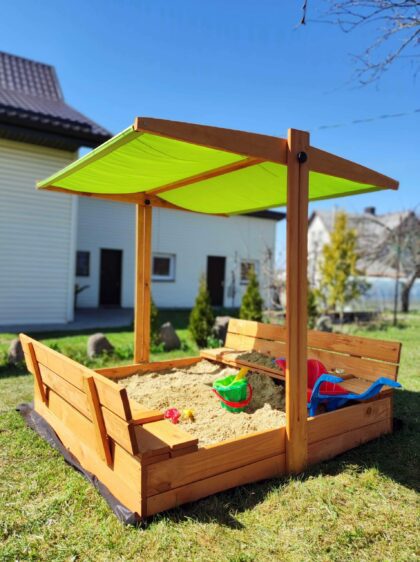 Impregnuota medinė smėlio dėžė su žalios spalvos stogeliu, 140x140 cm