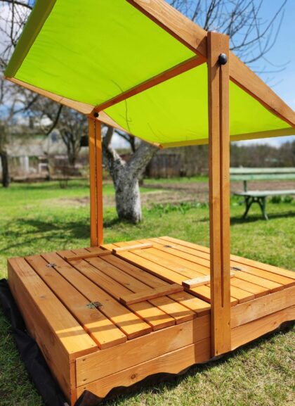 Impregnuota medinė smėlio dėžė su žalios spalvos stogeliu, 140x140 cm