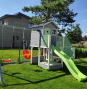 Medinis vaikų žaidimų namelis "Koriukas" su sūpynėmis