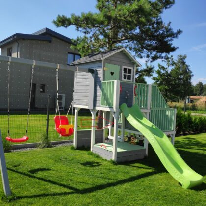 Medinis vaikų žaidimų namelis "Koriukas" su sūpynėmis