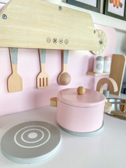 Medinė vaikiška virtuvėlė „Karilė"