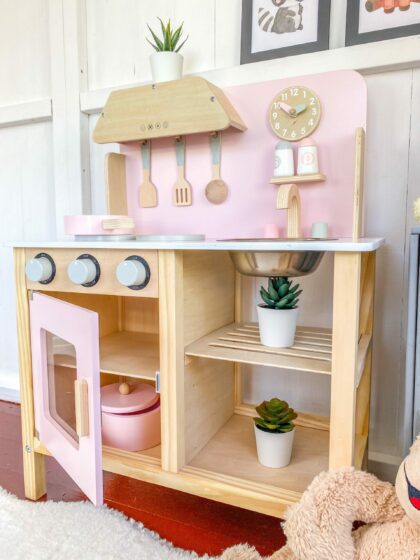 Medinė vaikiška virtuvėlė „Karilė"