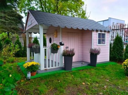 Medinis vaikų žaidimų namelis "Dvarelis"