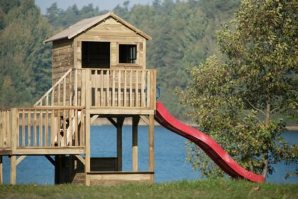 Medinis vaikų žaidimų namelis "Koriukas"