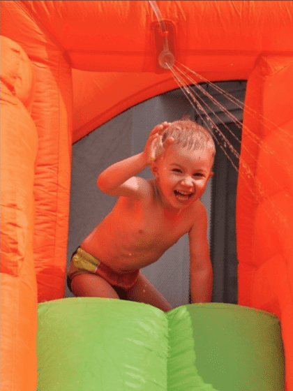 Pripučiamas batutas "Superherojus" su vandens pramogomis