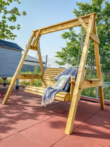 Medinės sūpynės su suoliuku „Versmė“