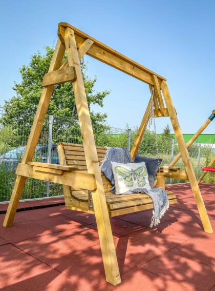 Medinės sūpynės su suoliuku „Versmė“