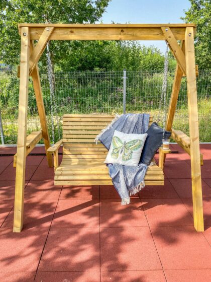 Medinės sūpynės su suoliuku „Versmė“