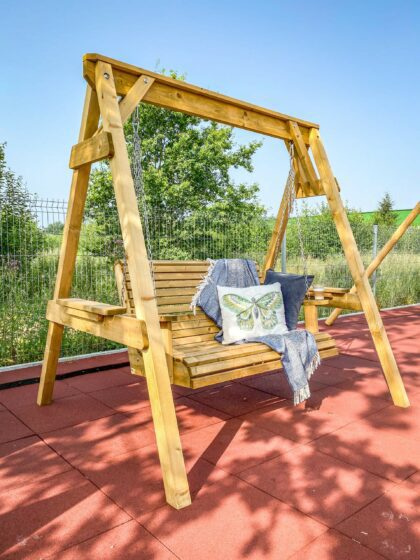 Medinės sūpynės su suoliuku „Versmė“