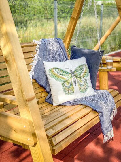 Medinės sūpynės su suoliuku „Versmė“