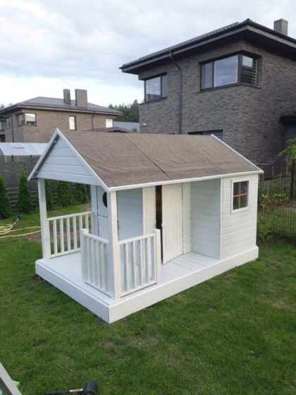 Medinis vaikų žaidimų namelis "Dvarelis"