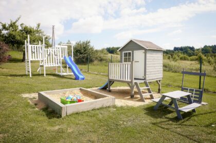 Medinis vaikų žaidimų namelis "Žiogelis"