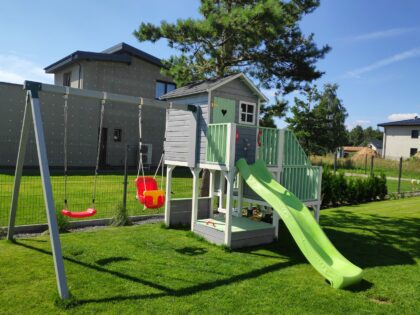 Medinis vaikų žaidimų namelis "Koriukas" su dvigubomis sūpynėmis ir laipiojimo kopetėlėmis
