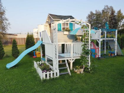 Medinis vaikų žaidimų namelis "Koriukas" su sūpynėmis