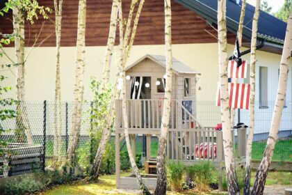 Medinis vaikų žaidimų namelis "Koriukas" su sūpynėmis