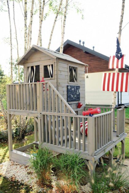 Medinis vaikų žaidimų namelis "Koriukas" su sūpynėmis