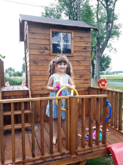 Medinis vaikų žaidimų namelis "Koriukas" su sūpynėmis