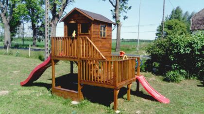 Medinis vaikų žaidimų namelis "Koriukas" su sūpynėmis