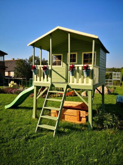 Medinis vaikų žaidimų namelis "Girinukas"