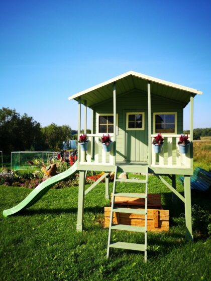 Medinis vaikų žaidimų namelis "Girinukas" su dvigubomis sūpynėmis ir laipiojimo kopetėlėmis