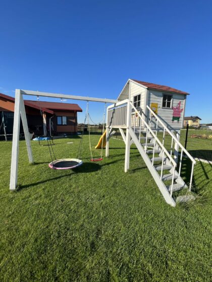 Medinis vaikų žaidimų namelis "Didysis Gandriukas"