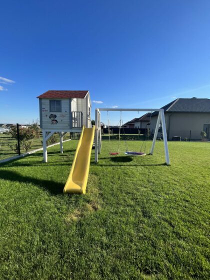 Medinis vaikų žaidimų namelis "Didysis Gandriukas"