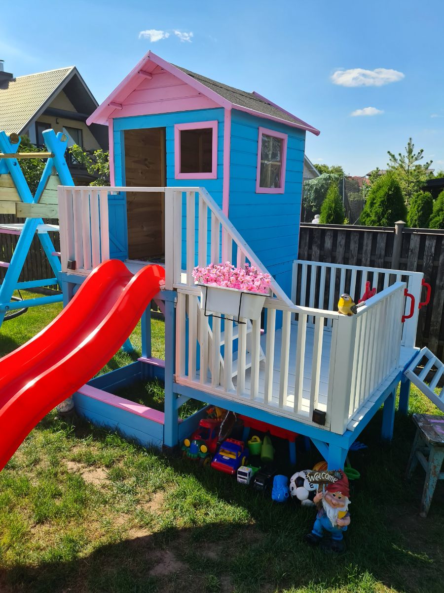 Aušros šeimynos medinis vaikų žaidimų namelis „Koriukas”