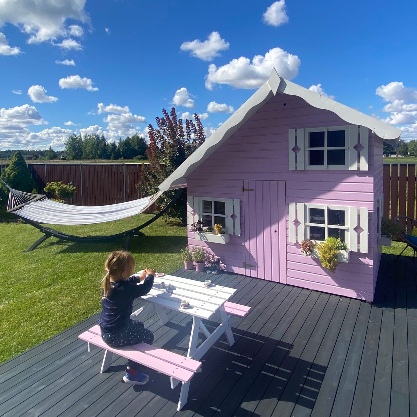 Jackevičių šeimos namelis „Nykštukas”, žaidimų aikštelė „Rasa”, hamakas „Lazy”, smėliadėžė, vaikiškas staliukas „Jūratė”