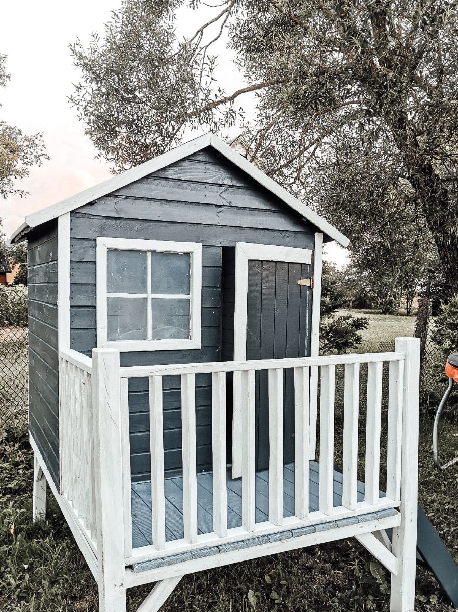 Inetos šeimynos medinis vaikų žaidimų namelis „Žiogelis”