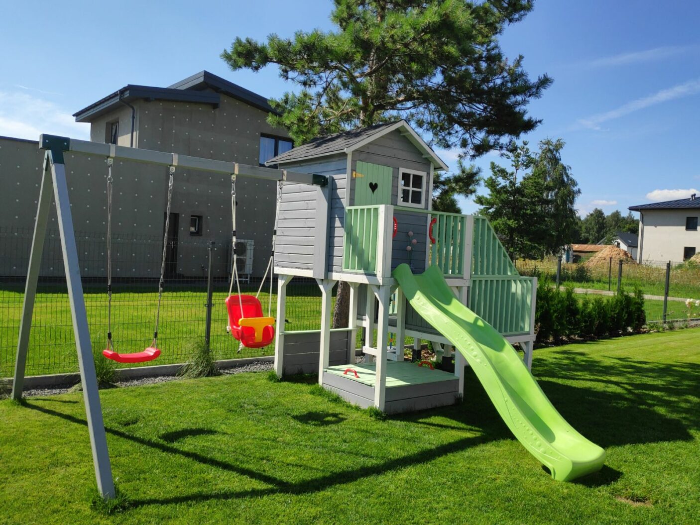 Silvijos šeimynos medinis vaikų žaidimų namelis „Koriukas”