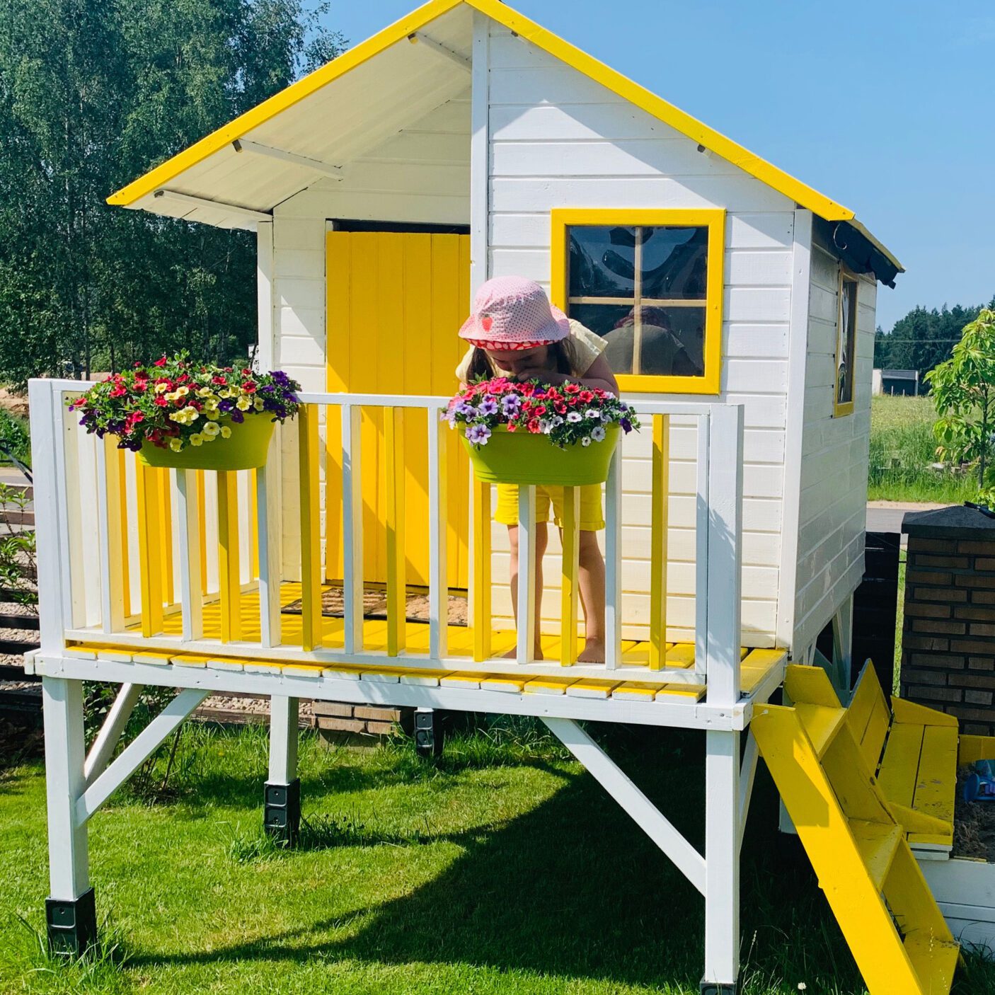 Milenos šeimynos medinis vaikų žaidimų namelis „Gandriukas“