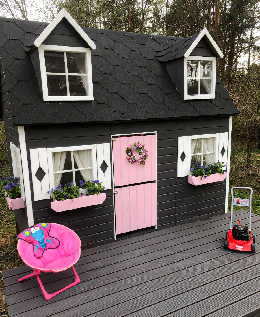 Sandros šeimynos medinis vaikų žaidimų namelis „Pasaka”