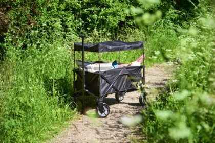 Sulankstomas karutis su stogeliu