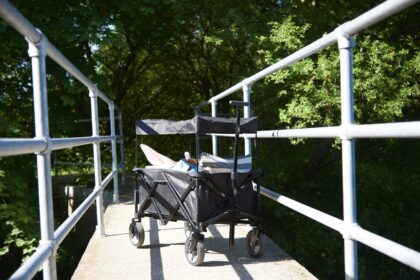 Sulankstomas karutis su stogeliu