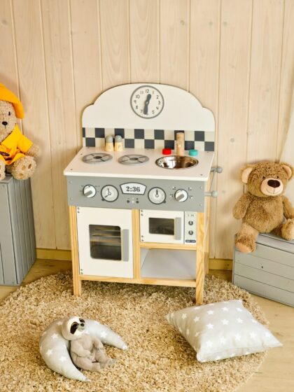 Medinė vaikiška virtuvėlė „Pijus"