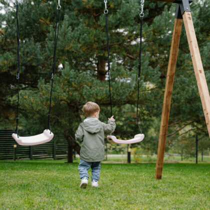 pakabinamos pastelinės rožinės sūpynės, juodos virvės