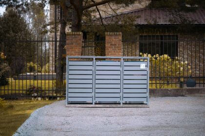 Metalinė triguba konteinerio stoginė