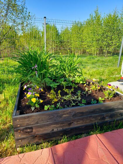 Medinė lysvė 90 x 90 x 27 cm, juoda