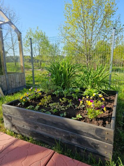 Medinė lysvė 90 x 90 x 27 cm, juoda