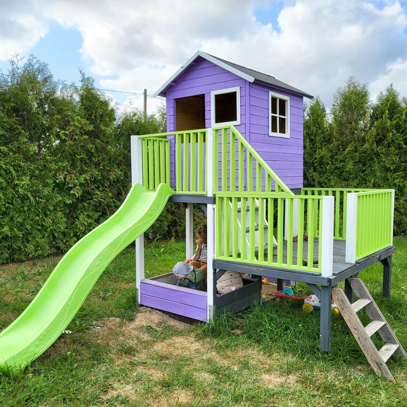 Monikos šeimynos nameliai „Koriukas“ ir „Riešutėlis“